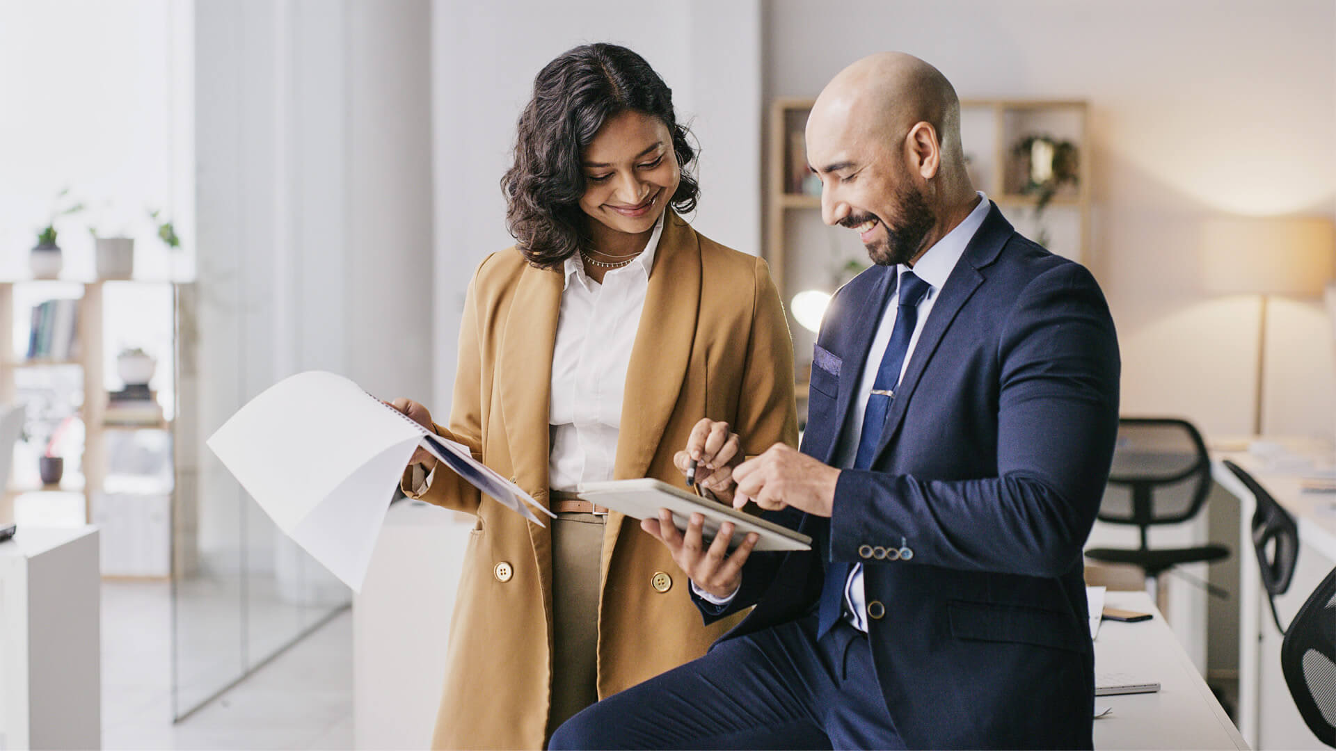 Online MBA alumni review investment strategies together, combining insights in a collaborative work meeting.