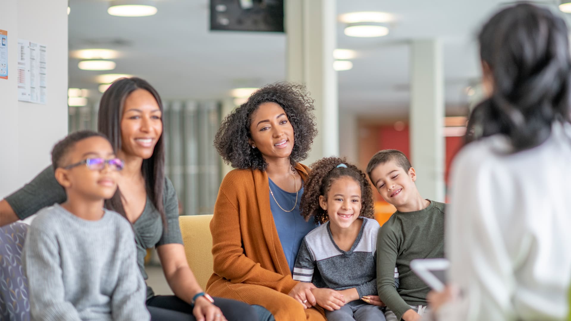 Educational psychologist using psychological teaching methods to help families develop new skills